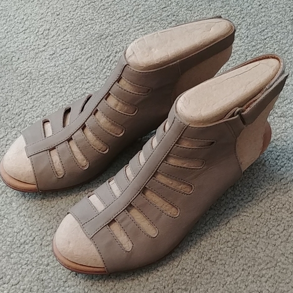 clarks valarie shelly